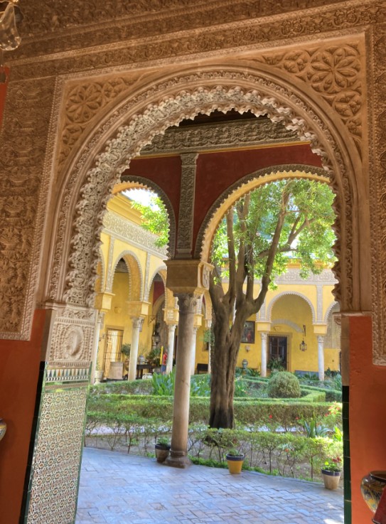 view to the garden, palacio de las duenas, seville